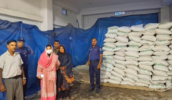 চুয়াডাঙ্গার জীবননগরে ৪০৩ বস্তা সরকারি DAP সার জব্দ Images 10000 02