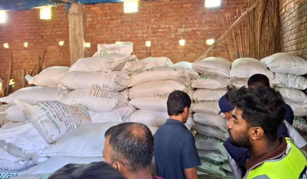 জীবননগর ভর্তুকির সার পাচারের সময় ৫১২ বস্তা অবৈধ সার জব্দ, ব্যবসায়ী আটক Images 10000 02