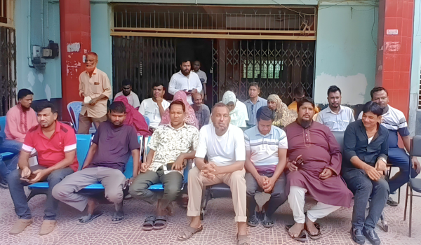বকেয়া বেতনের দাবীতে গোবিন্দগঞ্জ পৌর সভার কর্মচারীদের কর্মবিরতি Imeges 10000 02